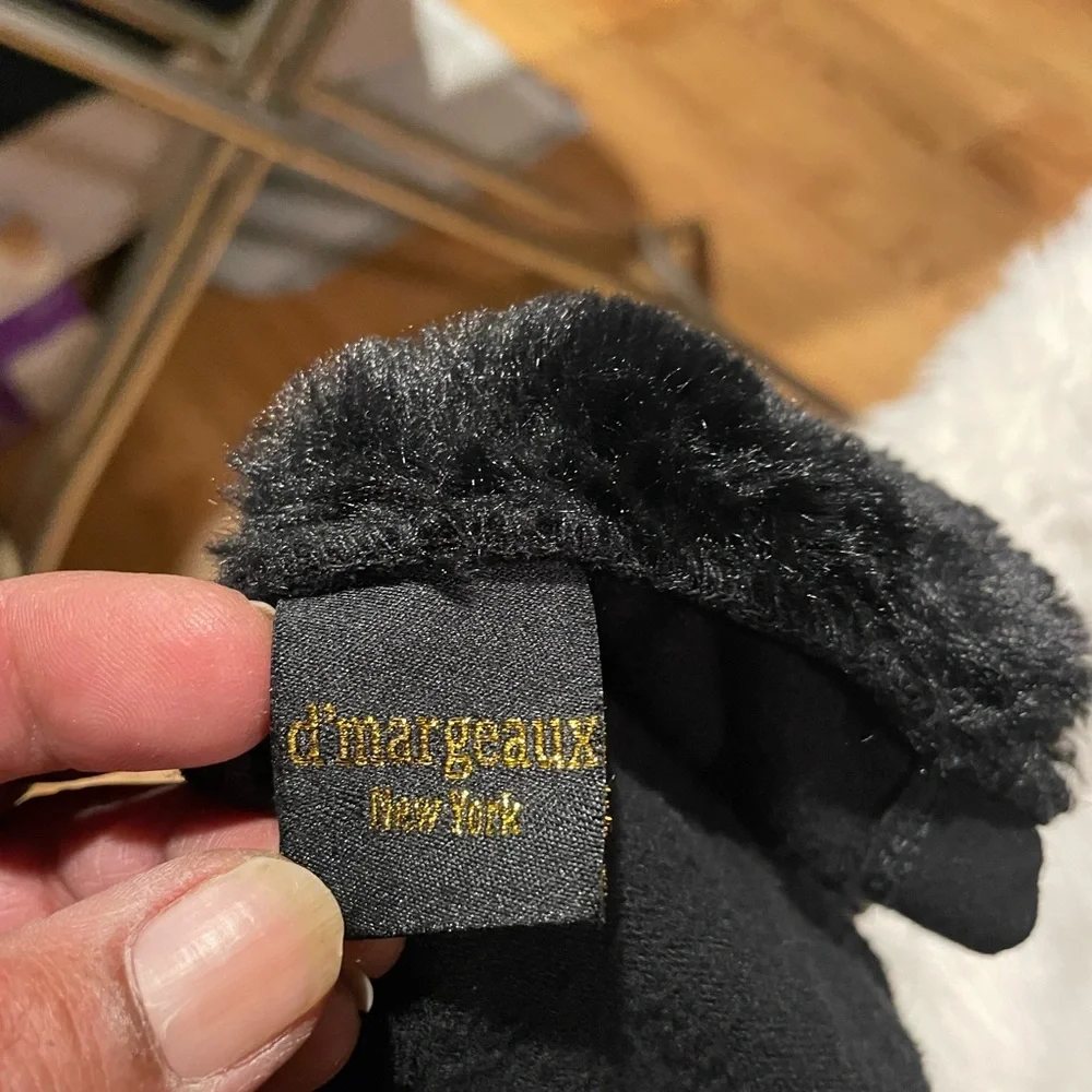 Elegant Black Hooded Cape with Faux Fur Trim - Picture 3 of 4